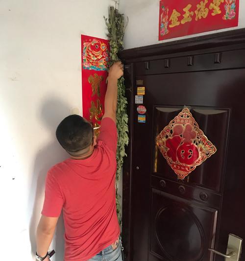 探析端午节挂艾草的寓意（传承文化，祈求平安）