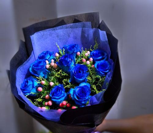 蓝色玫瑰花的意义与象征（探索蓝色玫瑰花的神秘之美）