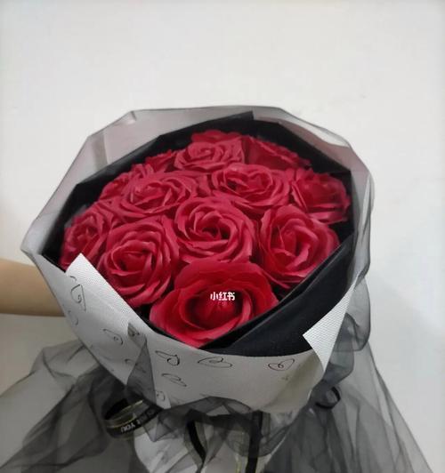 五朵玫瑰花的深意（探寻玫瑰花的五重象征）