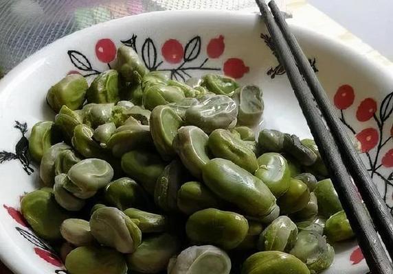 如何轻松剥去蚕豆皮（蚕豆皮去除方法及技巧）