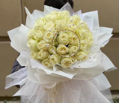 香槟玫瑰代表什么含义？如何正确解读香槟玫瑰花语？