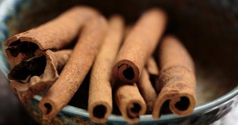 桂皮泡水喝的好处与注意事项是什么？