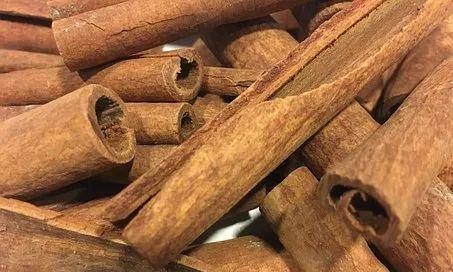 桂皮泡水喝的好处与注意事项是什么？