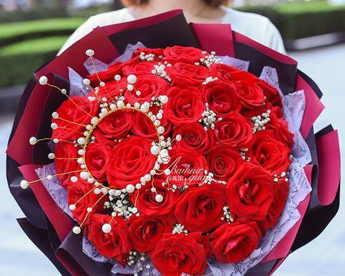 33朵玫瑰花语是什么意思？送33朵玫瑰代表什么情感？