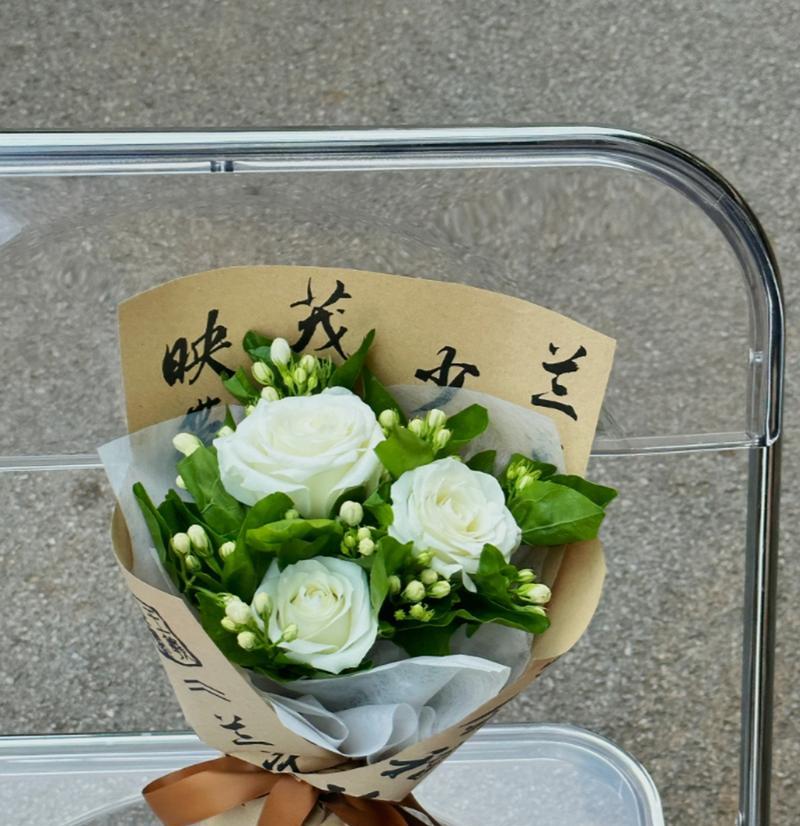 情人节白玫瑰多少钱一束啊图片大全