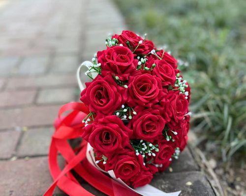 粉色玫瑰花在婚礼中的意义是什么？手捧花选择粉色玫瑰有何寓意？
