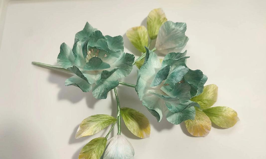 绒花花卉适合制作哪种类型的衣服？这些衣服的设计特点是什么？
