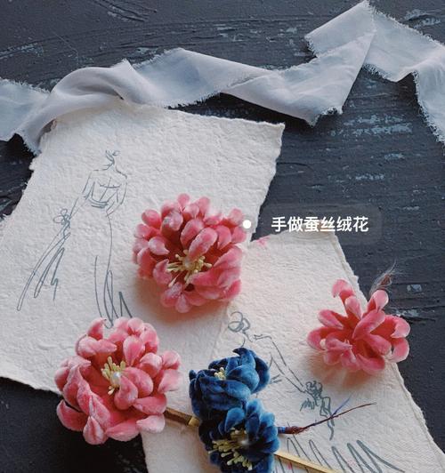 绒花花卉适合制作哪种类型的衣服？这些衣服的设计特点是什么？