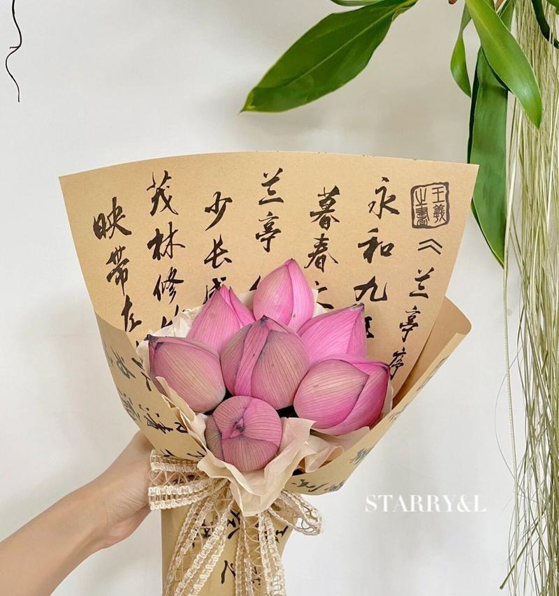荷花烟花搭配花语是什么？这种搭配在花语中有什么特别含义？