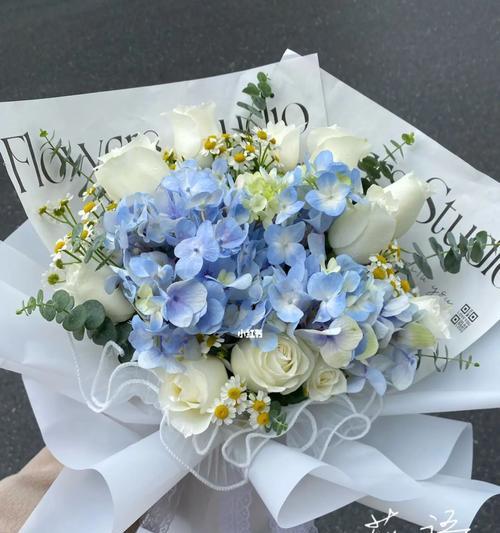 蓝白色3朵玫瑰花代表了什么？蓝白色玫瑰花的花语是什么？