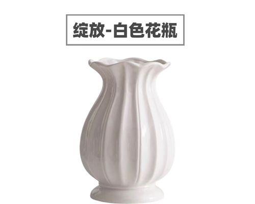 白色玫瑰花在花瓶中的寓意是什么？