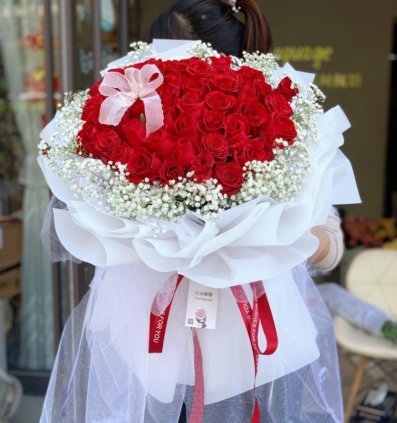 红色挂脖玫瑰花的花语是什么？它象征着什么？