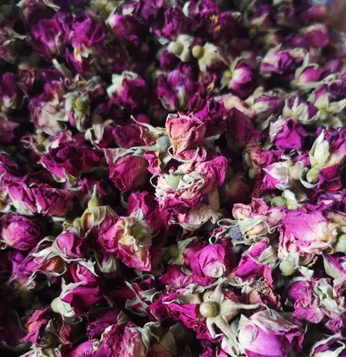 真红玫瑰花保留花蕊的方法是什么？
