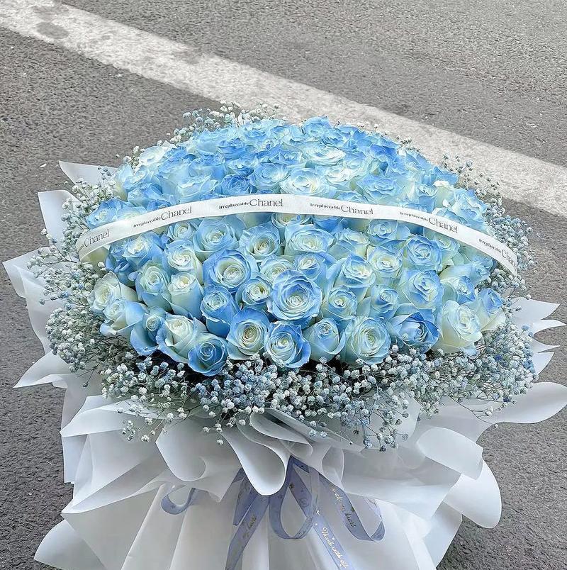 女友玫瑰花节日礼盒应该送什么？它包含哪些特别的花语？