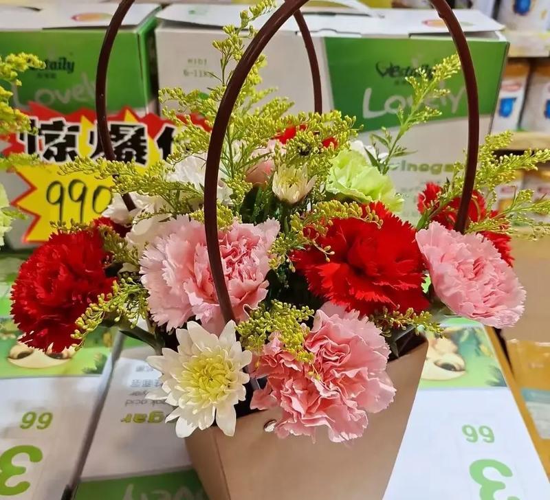 哪些花与玫瑰搭配插花更美观？