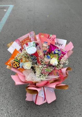 礼物盒中的花和零食代表什么？它们的寓意有哪些？