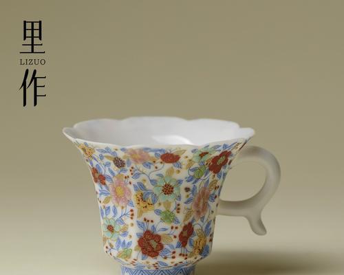 青花万花的寓意与象征是什么？如何理解其文化内涵？