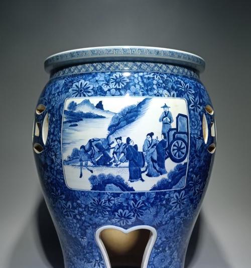 青花万花的寓意与象征是什么？如何理解其文化内涵？