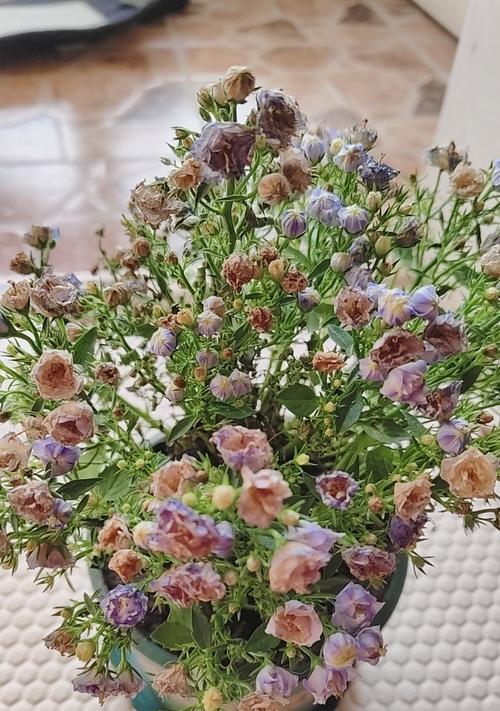 角落的花代表什么？它在装饰中的意义是什么？