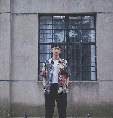 李现拿花的象征意义是什么？如何理解其象征意义？