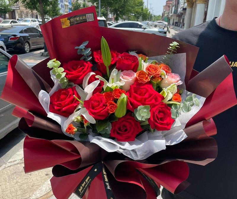 老人送玫瑰花有何深意？玫瑰花在长辈中象征着什么？