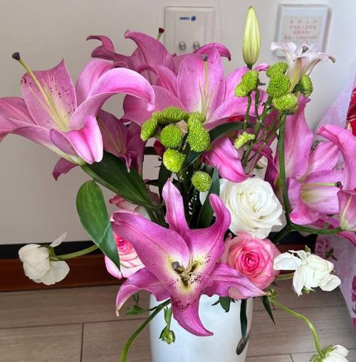 粉红色的百合花的含义是什么？它们象征着什么？
