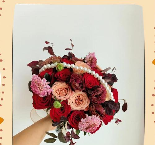 多种颜色手捧花的寓意是什么？它们在不同场合的意义有何不同？