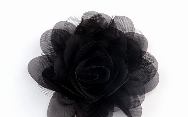 灰色礼服搭配哪种花？灰色礼服的花饰寓意是什么？