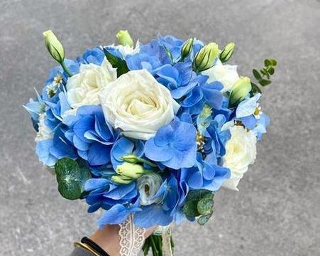 手捧花送给门口姑娘有什么寓意？如何选择寓意美好的手捧花？