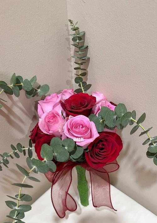 新郎手捧花代表什么意义？婚礼中新郎手捧花的象征是什么？