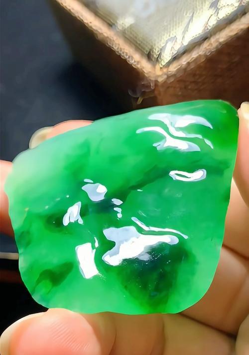 绿色翡翠里飘绿花的寓意是什么？绿色翡翠里飘绿花象征什么？