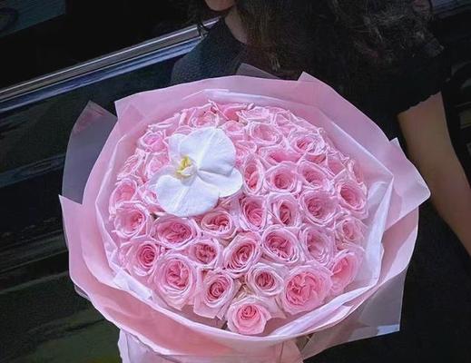淡粉色手捧花的寓意是什么？它们在婚礼中传递什么信息？