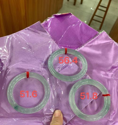 手镯紫色的飘花寓意好吗？紫色飘花在手镯设计中的象征意义是什么？