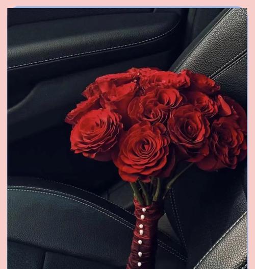 手捧花在情侣纹身中代表什么？它的寓意有哪些？