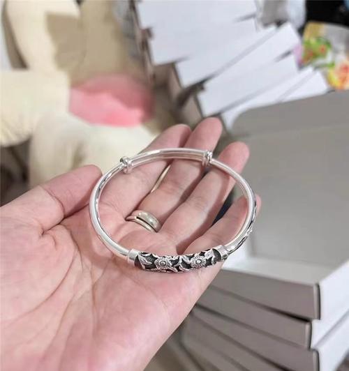 手镯上的吉祥花代表什么含义？