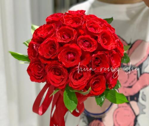 手捧花和胸花分别代表什么？它们的寓意是什么？