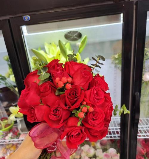 玫瑰手捧花通常象征什么？送玫瑰手捧花的深层含义是什么？