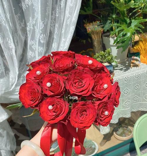 玫瑰手捧花通常象征什么？送玫瑰手捧花的深层含义是什么？