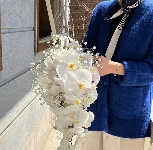 手捧花蓝气球组合的寓意是什么？