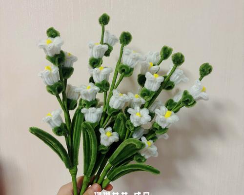 红玫瑰铃兰手捧花象征什么？