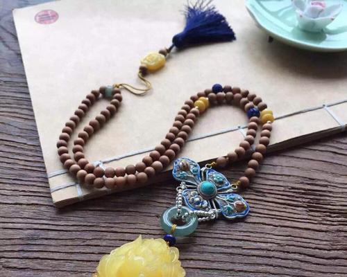 平安扣上雕刻的牡丹花有何寓意？它象征着什么？