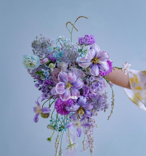 蓝色玫瑰手捧花寓意何在？蓝色玫瑰手捧花代表什么？