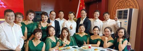 手捧花蓝气球的寓意是什么？这种组合在庆典中代表什么？