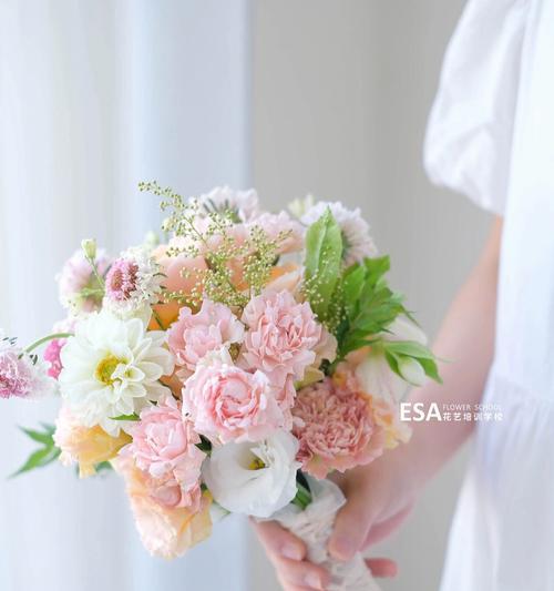 手捧花寓意着什么？手捧花的语言象征是什么？