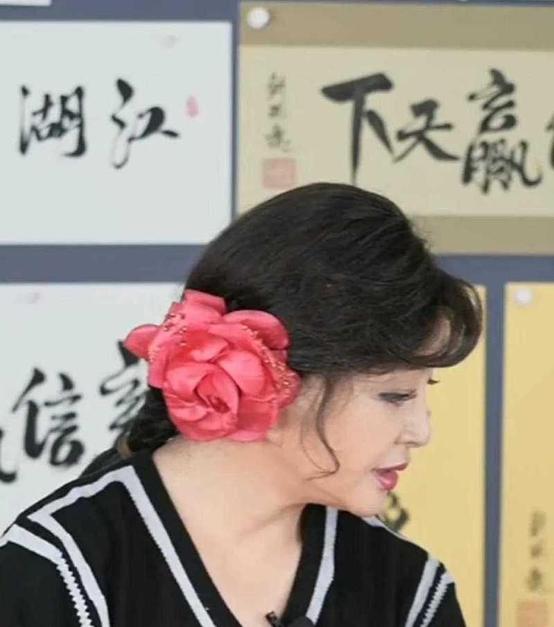 头戴黄色牡丹花代表什么？