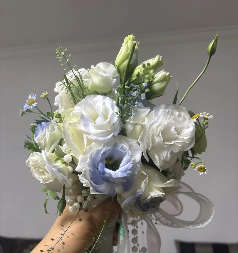 蓝玫瑰手捧花代表什么？蓝玫瑰手捧花的寓意有哪些？