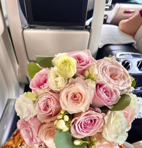 手捧花送给新郎代表什么？新郎手捧花的含义是什么？