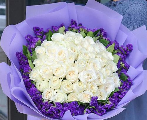 米白色玫瑰花代表什么？米白色玫瑰的花语是什么？