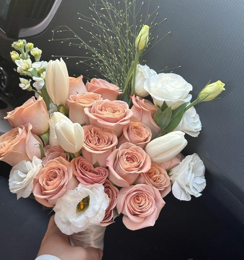 手捧花的含义怎么说？手捧花在婚礼中的象征意义是什么？