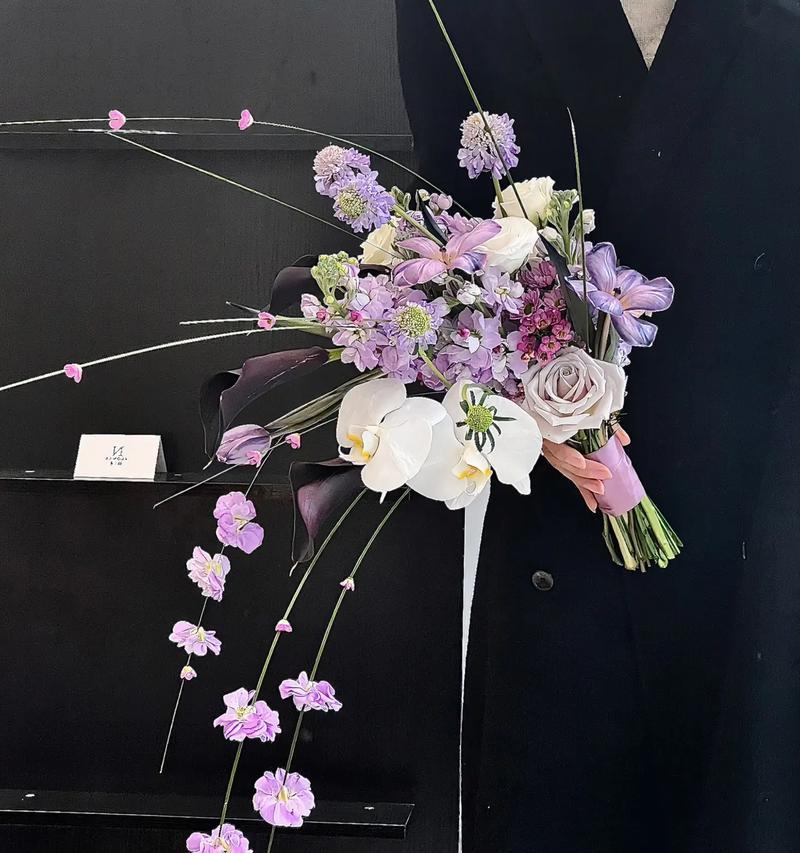 黑色手捧花中的玫瑰代表什么？